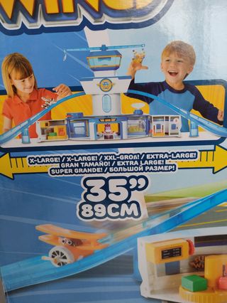 Aeropuerto Internacional Super Wings con su caja
