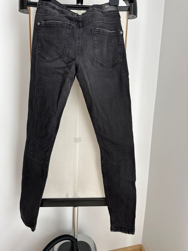 pantalón vaquero negro Bershka