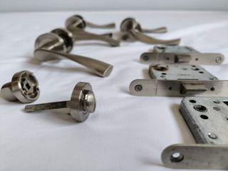 Manivelas puerta + cerraduras + pestillo