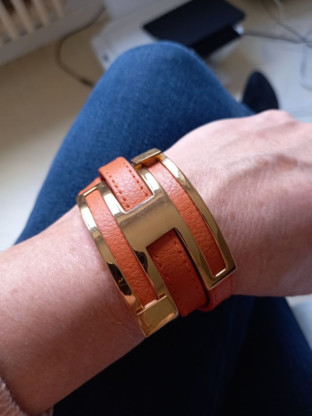 Braccialetto in finta pelle ed acciaio dorato 