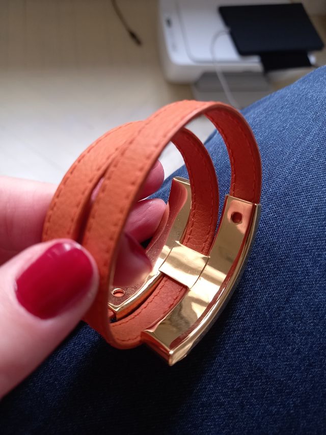 Braccialetto in finta pelle ed acciaio dorato 