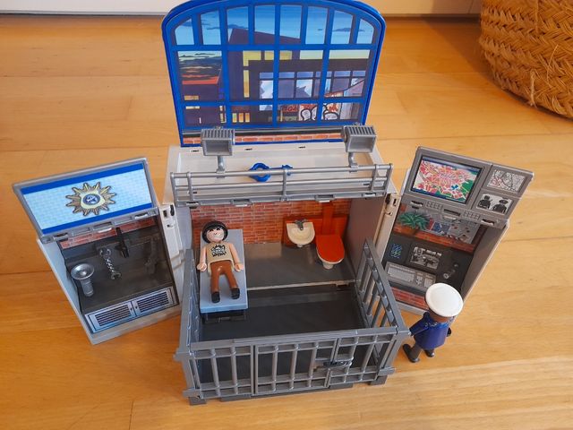 Carcel Playmobil 5421 Cuartel De Policia Playmobil Wallapop Cofre