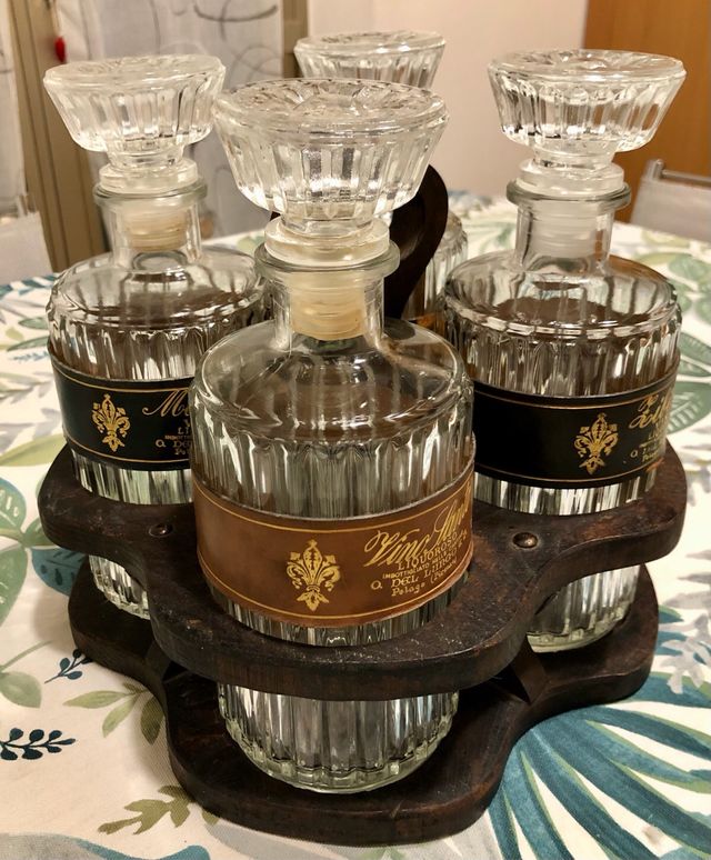 Bottiglie da liquore vintage con portabottiglie