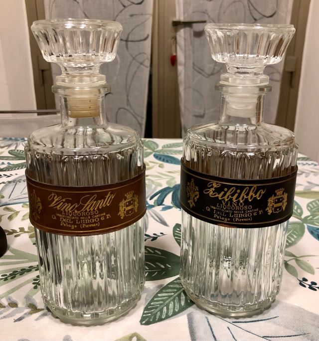 Bottiglie da liquore vintage con portabottiglie