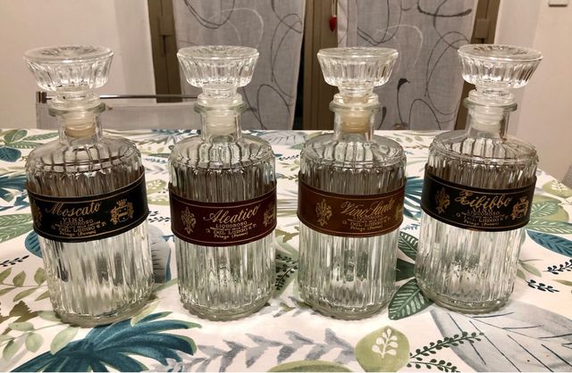 Bottiglie da liquore vintage con portabottiglie