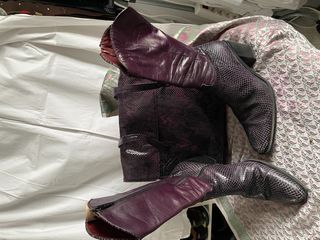 bota y bolso a juego piel color berenjena BLay