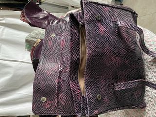 bota y bolso a juego piel color berenjena BLay