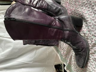 bota y bolso a juego piel color berenjena BLay