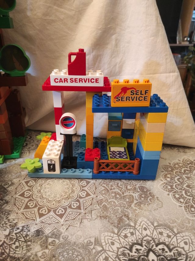 Castillo y gasolinera bloques Ben y Holy