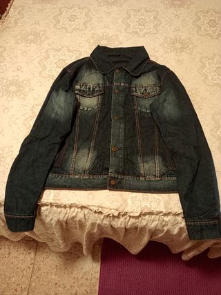 Cazadora vaquera mujer muy bonita.