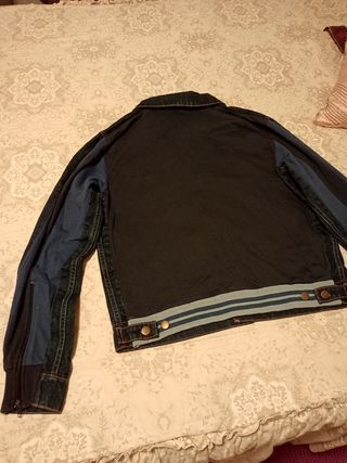 Cazadora vaquera mujer muy bonita.