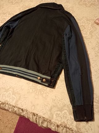 Cazadora vaquera mujer muy bonita.