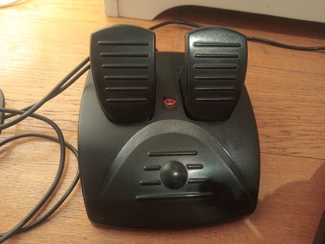 Volante y pedales PS3 y PC