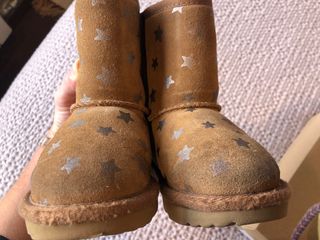 UGG Niña numero 26 marron camel con estrellitas