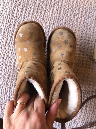 UGG Niña numero 26 marron camel con estrellitas