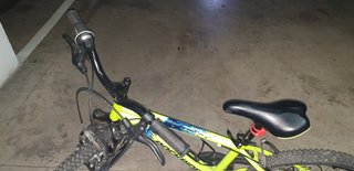 Bicicleta btwin 20 pulgadas y patín con casco