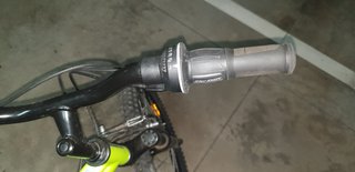Bicicleta btwin 20 pulgadas y patín con casco