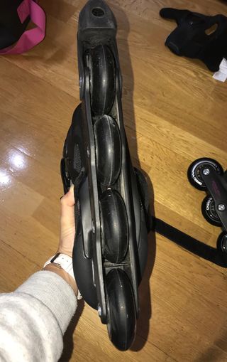 Conjunto patinaje: patines, coderas, rodilleras...