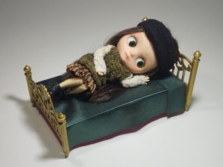 Cama para muñecas (largo 20 cm)