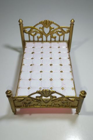 Cama para muñecas (largo 20 cm)