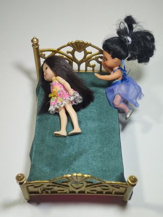 Cama para muñecas (largo 20 cm)