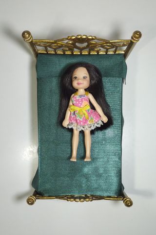 Cama para muñecas (largo 20 cm)