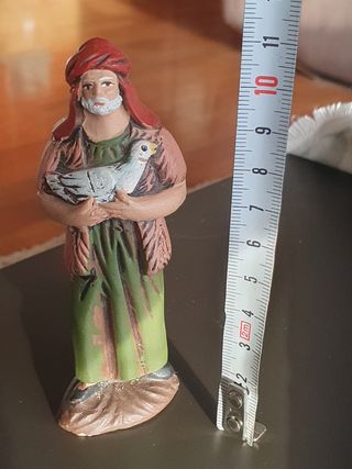 Hombre con gallina para belén