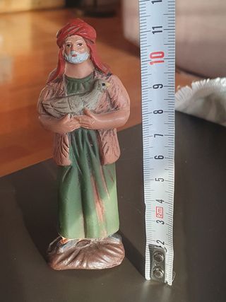 Hombre con ave para belén