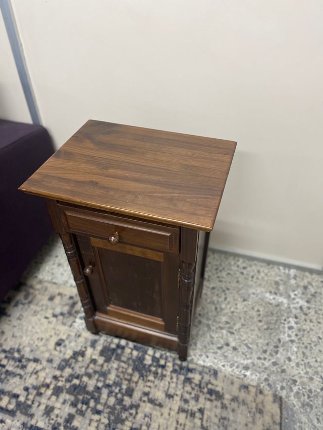 Dos Mesitas de Noche de Madera