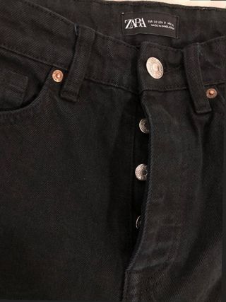 Pantalón negro vaquero de Zara mujer