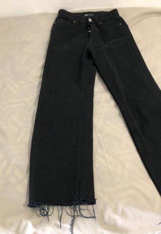 Pantalón negro vaquero de Zara mujer
