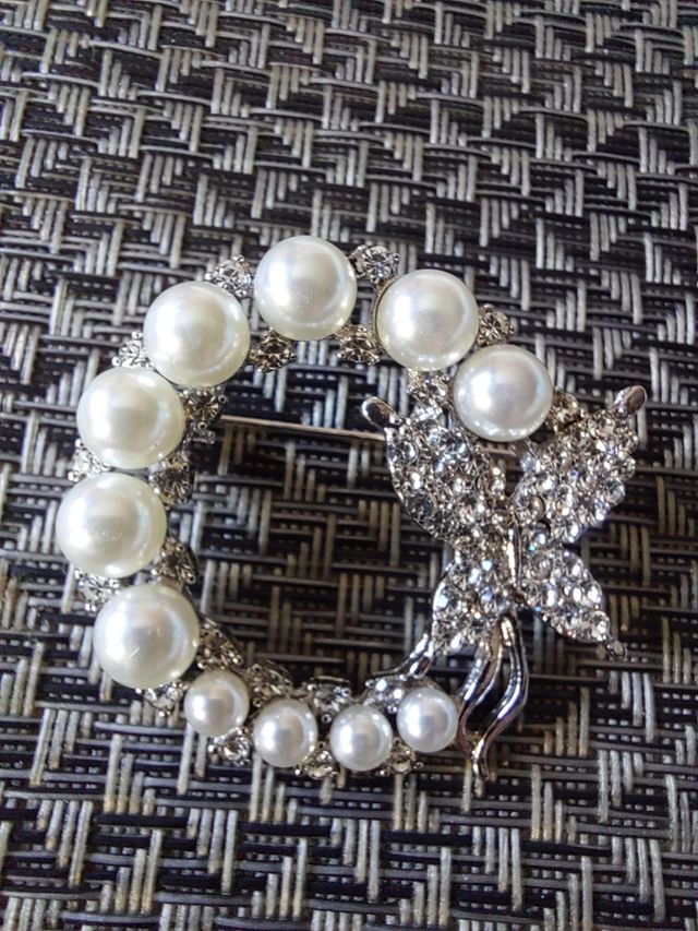 Broche con perlas blancas y mariposa