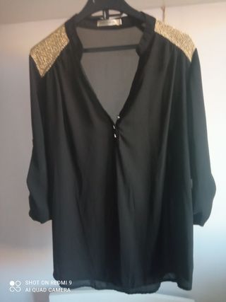 Camisa negra de gasa con ribetes dorados