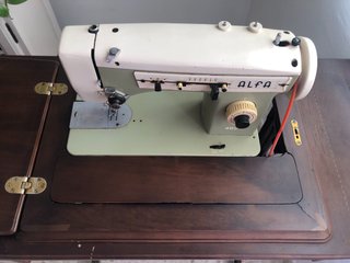 Maquina coser y mueble