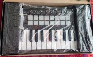 Teclado Launchkey 25 Mini-NOVATION MK3- Como NUEVO