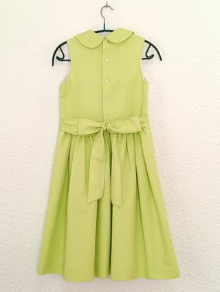 Vestido verde para niña con detalles florales