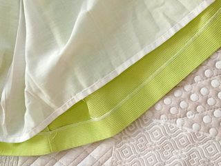 Vestido verde para niña con detalles florales