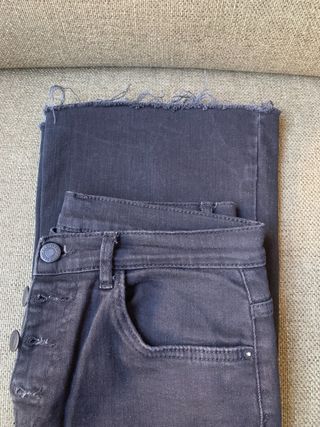 Pantalón recto negro de Zara
