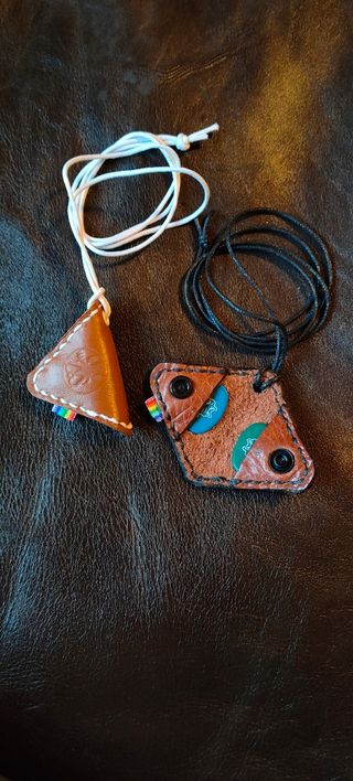 portachiavi e o collane porta plettri chitarra