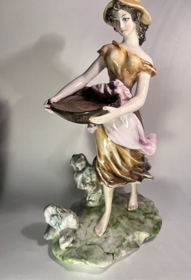 Statua in ceramica di donna scalza di Bertolotti