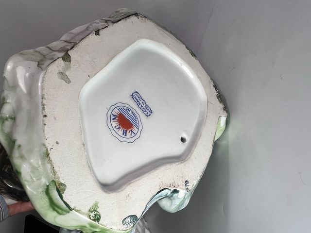 Statua in ceramica di donna scalza di Bertolotti