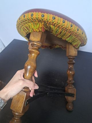 Taburete vintage de madera y cuero