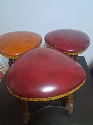 Taburete vintage de madera y cuero
