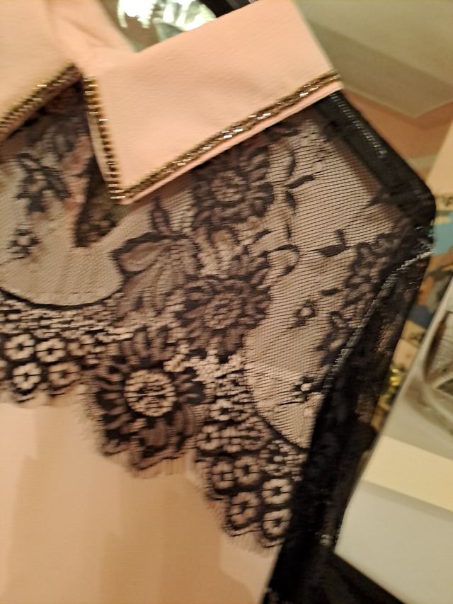 Blusa rosa e nera con pizzo