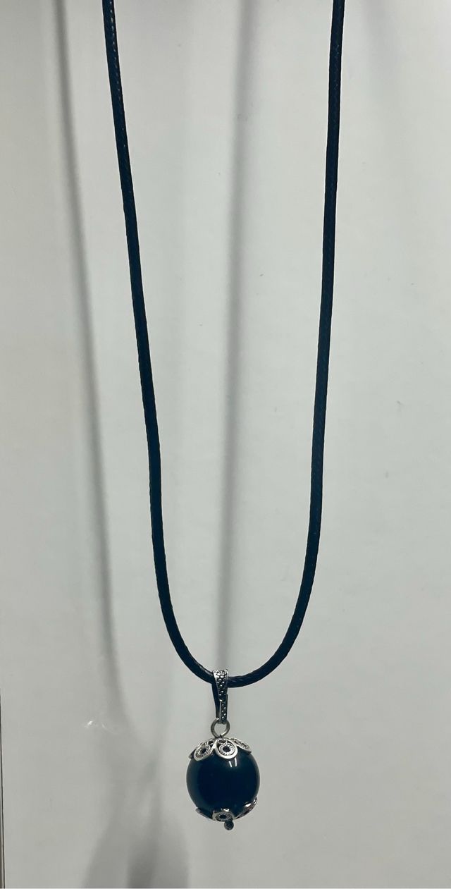 collana con pedente nero e argento