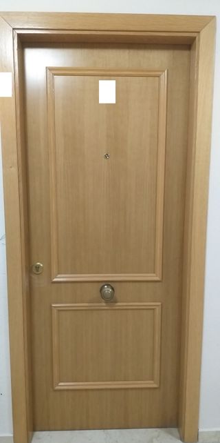 PUERTA DE ENTRADA DE MADERA MACIZA