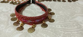 Diadema roja niña con monedas arabes