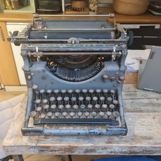 Maquina de escribir antigua