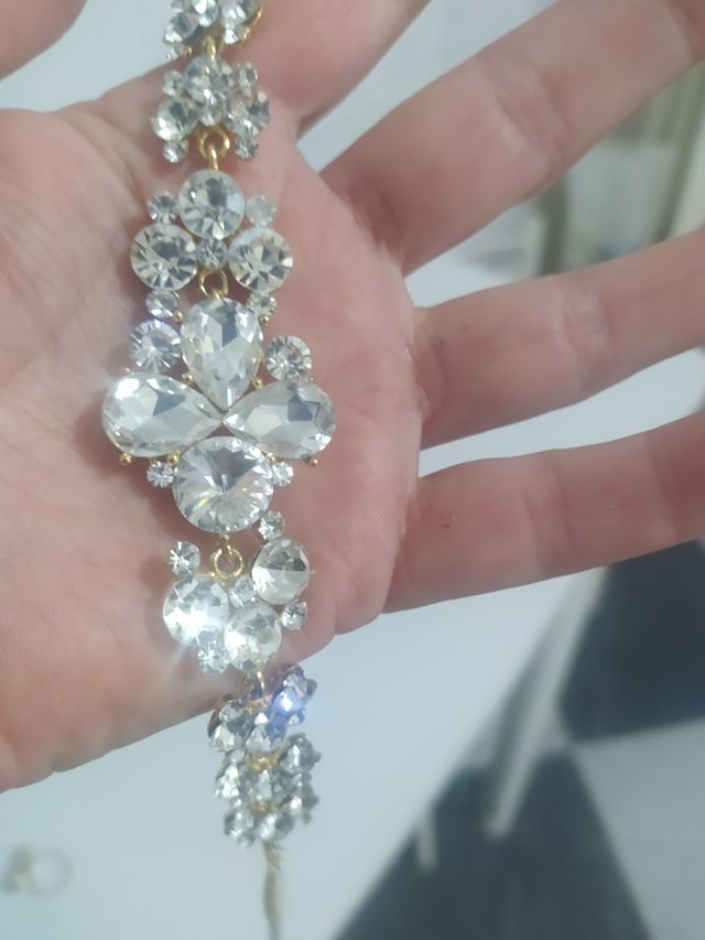 Pulsera dorada con cristales brillantes