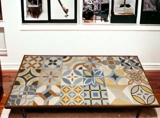 MESA DE CENTRO DE AZULEJOS Y MADERA